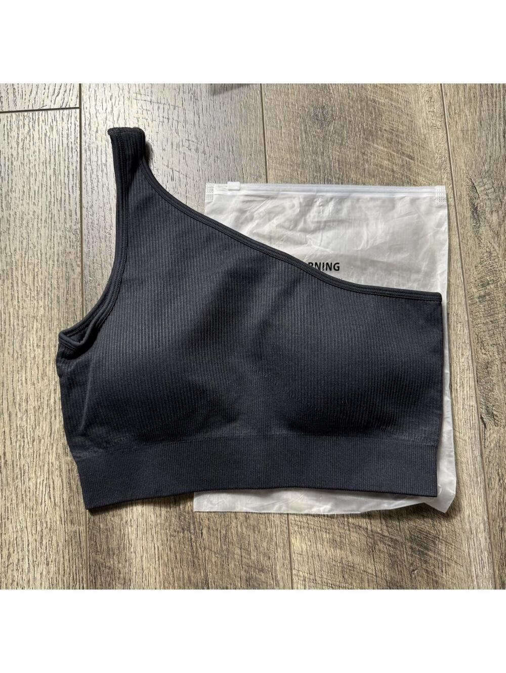 OQQ ribbed black sports bra neon